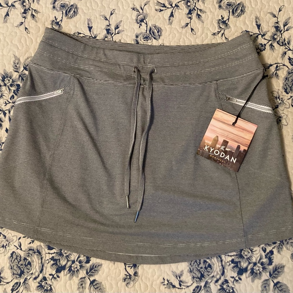 NWT women's skort/tennis skirt size L brand KYODAN